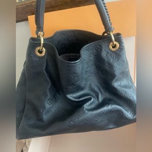 Louis Vuitton with receipts and original box Artsy in Noir